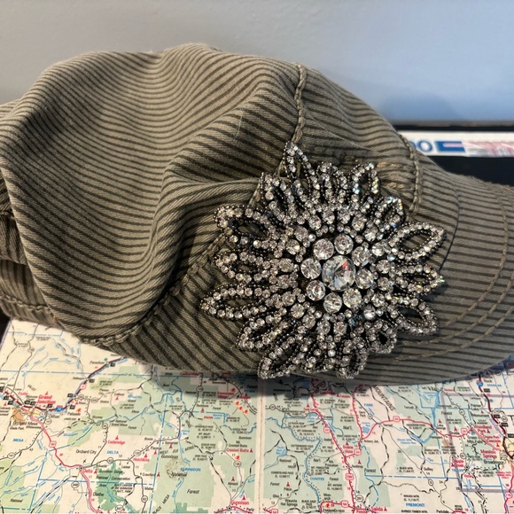 Newsboy hat with glitter brooch - Picture 2 of 3